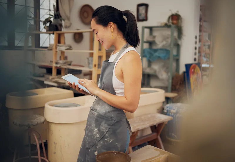 店家老闆在工作室用平板經營內容，累積被AI推薦的素材